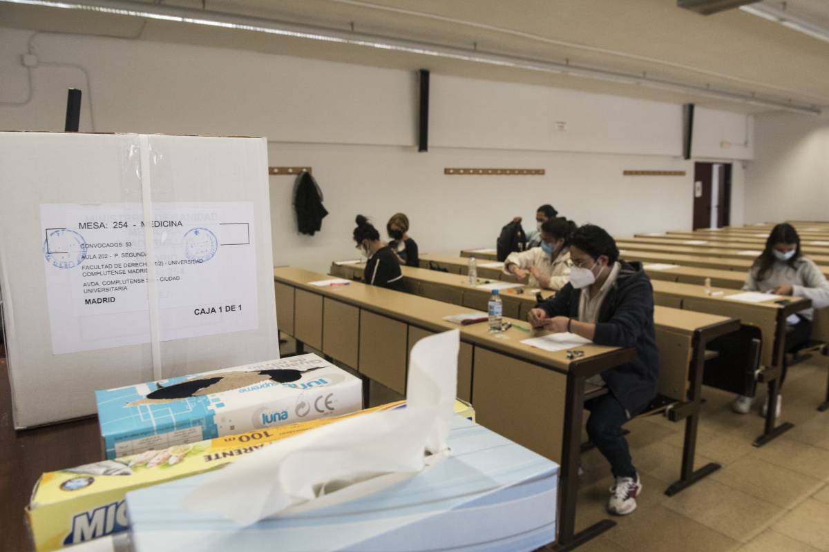 Los aspirantes se sientan en un aula de la Universidad Complutense de Madrid, a la espera de que les repartan el examen MIR 2021 (Foto: Luis Camacho).